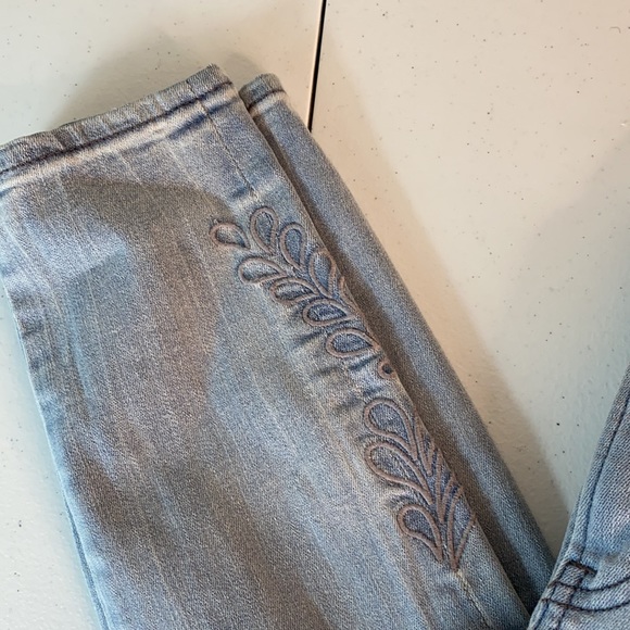 Express NWOT Mid Rise Embroidered Jean SHORT - Picture 7 of 10